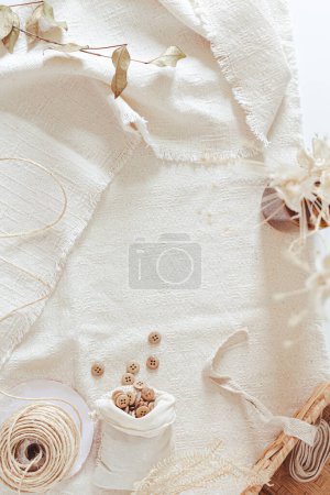 Foto de Kit de costura en tela texturizada de algodón. Asiento plano, vista superior. Hobby, concepto de ocio. - Imagen libre de derechos