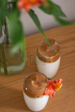 Téléchargez les photos : Café fouetté crémeux moelleux avec fleur de printemps - en image libre de droit