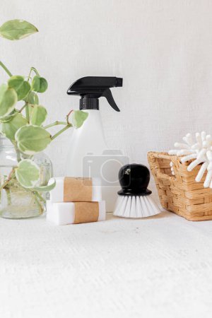 Foto de Bonito hogar productos de limpieza en una mesa de madera con planta verde - Imagen libre de derechos