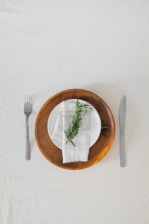 Téléchargez les photos : Vue du dessus de la vaisselle avec tige de romarin sur blanc - en image libre de droit