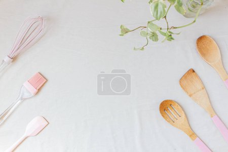 Téléchargez les photos : Ustensiles de cuisine rose clair sur fond blanc. Cuisine féminine. Concept de cuisson. - en image libre de droit