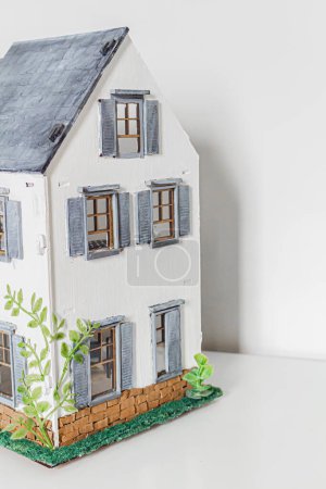 Téléchargez les photos : Prise de vue sur la maison de poupée. Maison miniature faite à la main. - en image libre de droit