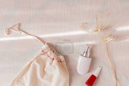 Foto de Concepto de moda blog de belleza. Accesorios de estilo femenino: bolsa de algodón, esmalte de uñas rojo, maquillaje de base, sobre fondo blanco. Piso laico, vista superior de moda fondo femenino. - Imagen libre de derechos