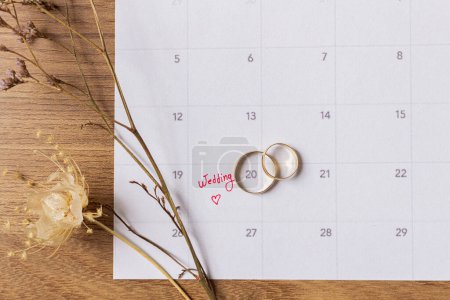 Foto de Preparativos para la boda Flat Lay - Planificador de bodas y anillos de bodas de oro - Imagen libre de derechos