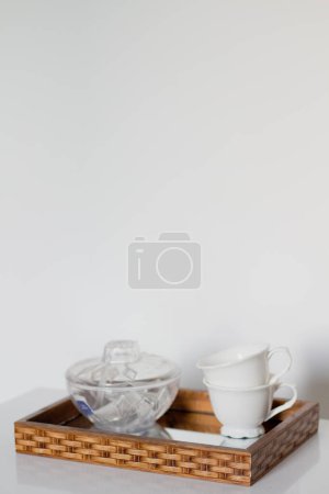 Foto de Dos tazas blancas con cuenco transparente en bandeja de espejo - Imagen libre de derechos
