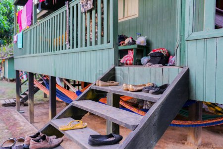 Téléchargez les photos : Culture traditionnelle sur Amazon - Sortez vos chaussures et mettez-les sur l'escalier avant d'entrer dans la maison - Boca do Acre - en image libre de droit