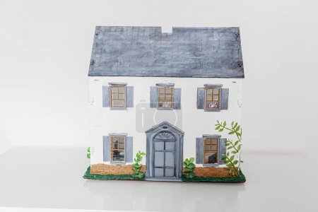 Foto de Vista frontal de la casa de muñecas. Casa miniatura hecha a mano. - Imagen libre de derechos