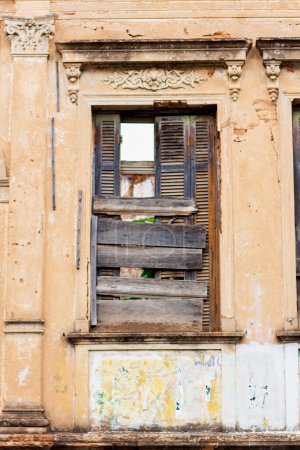 Téléchargez les photos : Vieille fenêtre en bois dans la maison - en image libre de droit
