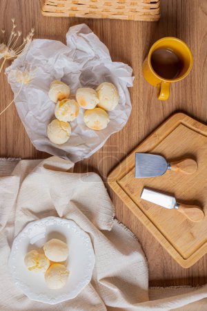 Téléchargez les photos : Lay plat typique brésilien de pain de fromage - en image libre de droit