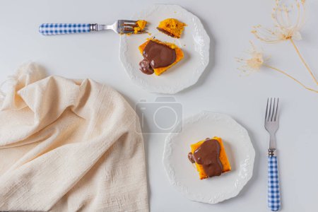 Foto de Merienda por la tarde composición con pastel de zanahoria brasileña y tela de lino - Imagen libre de derechos