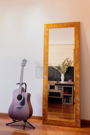 Téléchargez les photos : Chambre élégante avec miroir. Design classique moderne. Intérieur confortable de la maison. - en image libre de droit