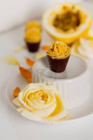 Foto de Cupcakes caseros con fruta de la pasión y pétalos florales alrededor - Imagen libre de derechos