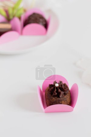 Foto de Caramelos de chocolate sobre fondo blanco. Composición femenina de primavera. Estilo de comida. - Imagen libre de derechos
