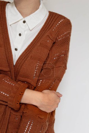Foto de Mujer bonita joven en suéter marrón y camisa blanca. Otoño, composición de moda otoño. - Imagen libre de derechos