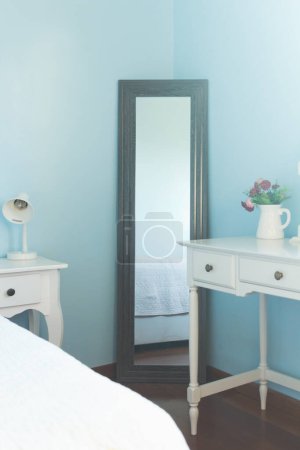 Téléchargez les photos : Reflet du lit dans le miroir. Design classique féminin moderne aux couleurs bleues. Intérieur confortable de la maison. - en image libre de droit