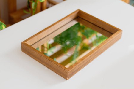 Téléchargez les photos : Plateau miroir en bois avec reflet végétal vert - en image libre de droit