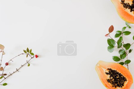 Téléchargez les photos : Concept d'été. Fruit de papaye orange tropicale. Composition minimaliste des aliments frais. Couché plat, vue du dessus. - en image libre de droit