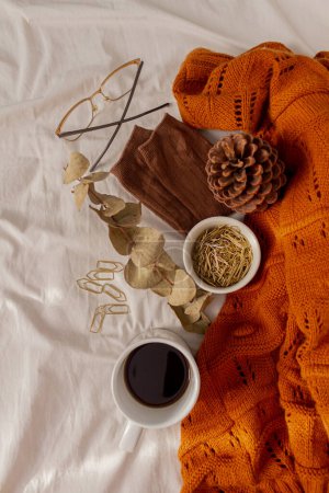 Foto de Otoño, composición de otoño. Cama de lino beige con una taza. Estilo de vida, concepto de temporada de moda. - Imagen libre de derechos