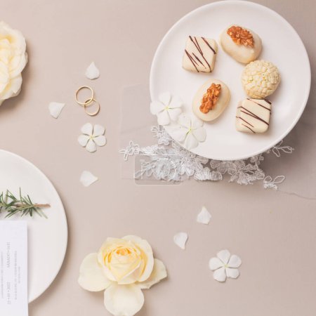 Foto de Caramelos gourmet. Composición de primavera sobre fondo gris. concepto de recepción de boda. - Imagen libre de derechos