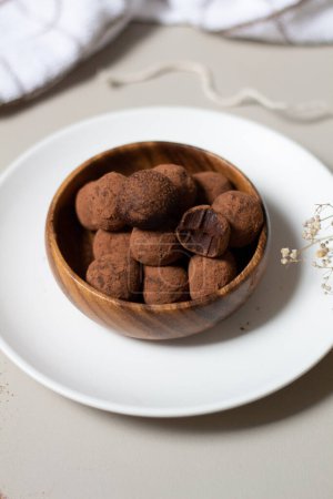 Téléchargez les photos : Truffes au chocolat recouvertes de cacao en poudre. Fond gris. Délicieux dessert concept. - en image libre de droit