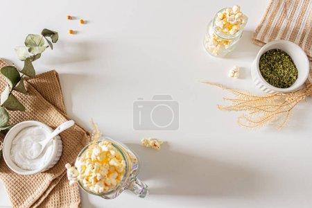 Téléchargez les photos : Composition beige confortable et esthétique avec pop-corn. Automne, concept de nourriture d'hiver. - en image libre de droit