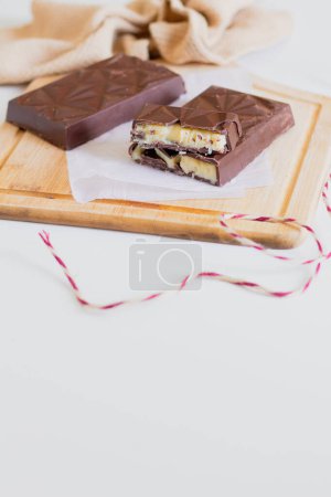 Foto de Composición con barras de chocolate sobre tabla de madera - Imagen libre de derechos