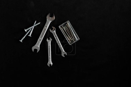 Foto de Conjunto de diferentes herramientas de metal sobre fondo negro - Imagen libre de derechos