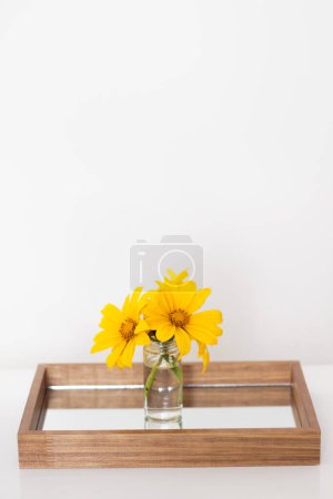 Téléchargez les photos : Bouquet de tournesols sur plateau miroir. Composition minimaliste esthétique. - en image libre de droit