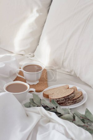 Téléchargez les photos : Petit déjeuner romantique le matin concept avec du pain tranché avec des tasses de café au lit - en image libre de droit