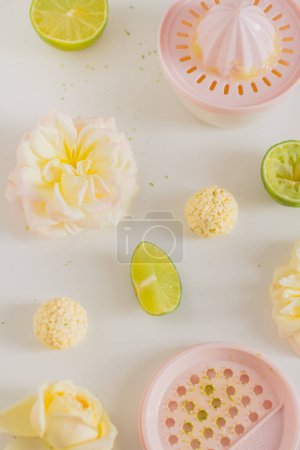 Foto de Vista superior de caramelos de chocolate blanco y rodajas de limón sobre fondo blanco. Concepto de estilo de alimentos - Imagen libre de derechos