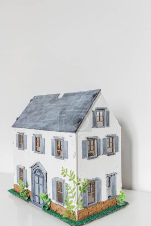 Téléchargez les photos : Maison de poupée. Maison miniature faite à la main. - en image libre de droit