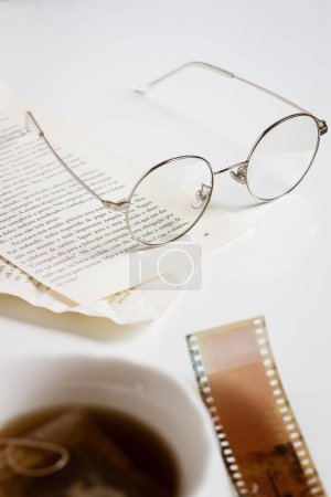 Foto de Cámara de película vieja con gafas y hojas de papel - Imagen libre de derechos