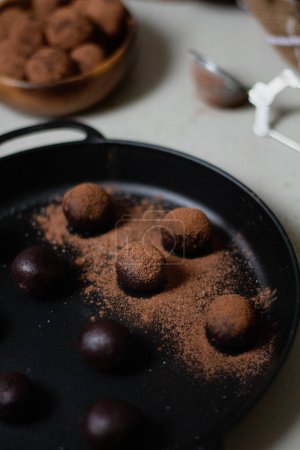 Foto de Trufas de chocolate cubiertas con cacao en polvo. Fondo gris. Delicioso concepto de postre. - Imagen libre de derechos