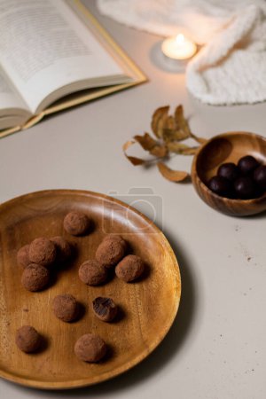 Foto de Trufas de chocolate cubiertas con cacao en polvo. Fondo gris. Delicioso concepto de postre. - Imagen libre de derechos