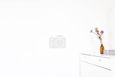Téléchargez les photos : Commode moderne blanche sur fond blanc - en image libre de droit