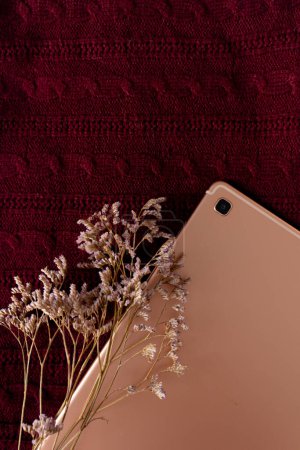 Foto de Vista superior de la tableta digital decorada con flores lila sobre fondo de jersey de punto - Imagen libre de derechos