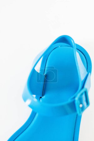 Foto de Zapatillas azules de verano aisladas sobre fondo. Concepto de moda - Imagen libre de derechos