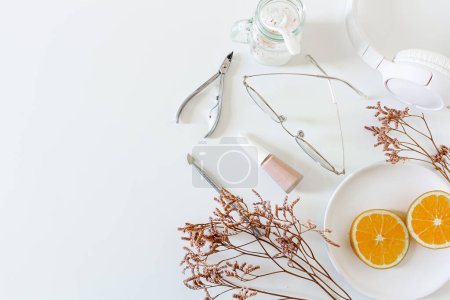 Foto de Belleza spa de composición beige con sal de baño y rodajas de naranja sobre fondo blanco. Asiento plano, vista superior. Concepto de rutina de tratamiento de belleza femenina. - Imagen libre de derechos