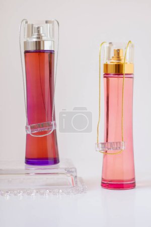 Téléchargez les photos : Deux flacons de parfum sur fond blanc. Cosmétique, beauté, concept féminin. - en image libre de droit