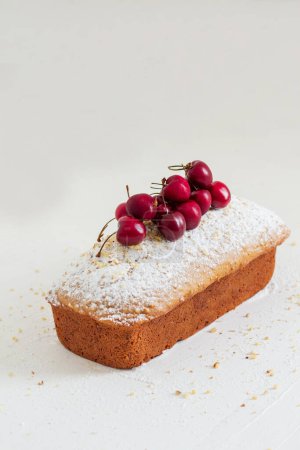 Foto de Tarta de nueces casera con cerezas sobre fondo blanco. Concepto de desayuno estético. - Imagen libre de derechos
