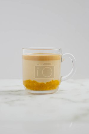 Téléchargez les photos : Latte citrouille sur fond blanc. Concept d'automne. - en image libre de droit