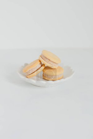 Téléchargez les photos : Biscuits beiges sur fond blanc. Composition minimaliste. - en image libre de droit
