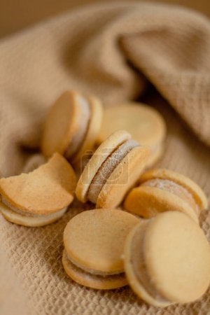 Téléchargez les photos : Biscuits beiges sur fond blanc. Composition minimaliste. - en image libre de droit