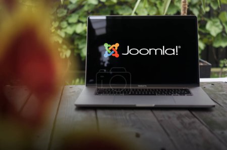 Téléchargez les photos : WROCLAW, POLOGNE - 14 SEPTEMBRE 2023 : Logo Joomla, un système de gestion de contenu (CMS) libre et open source, affiché sur un écran MacBook Pro - en image libre de droit