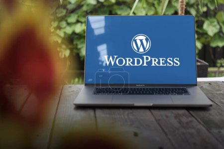 Foto de WROCLAW, POLONIA - 14 de septiembre de 2023: logotipo de WordPress, sistema de gestión de contenidos web (CMS), que se muestra en una pantalla MacBook Pro - Imagen libre de derechos