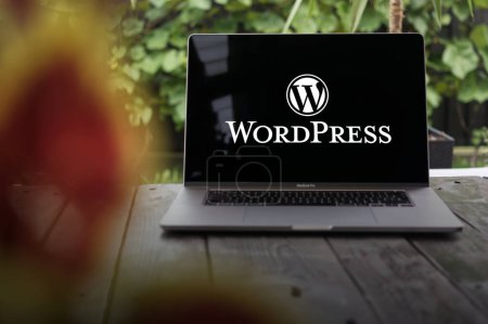Foto de WROCLAW, POLONIA - 14 de septiembre de 2023: logotipo de WordPress, sistema de gestión de contenidos web (CMS), que se muestra en una pantalla MacBook Pro - Imagen libre de derechos