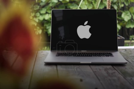 Foto de WROCLAW, POLONIA - 14 DE SEPTIEMBRE DE 2023: Logo de Apple, empresa estadounidense de TI con sede en Cupertino, California, que se muestra en la pantalla de un MacBook Pro - Imagen libre de derechos