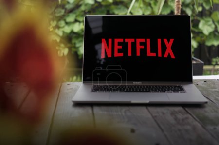 Téléchargez les photos : WROCLAW, POLOGNE - 14 SEPTEMBRE 2023 : Plateforme américaine de streaming VOD - Logo Netflix affiché sur l'écran MacBook Pro - en image libre de droit