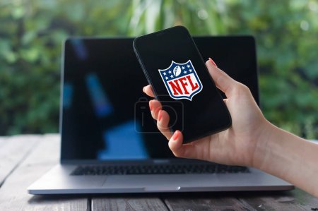 Foto de WROCLAW, POLONIA - 22 DE NOVIEMBRE DE 2023: logo de la NFL (Liga Nacional de Fútbol), liga profesional de fútbol americano que consta de 32 equipos, que se muestra en la pantalla del iPhone - Imagen libre de derechos