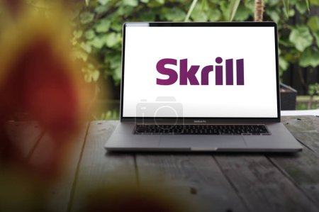 Foto de WROCLAW, POLONIA - 22 DE NOVIEMBRE DE 2023: logotipo de Skrill, plataforma de pago global que ofrece múltiples servicios de pago y transferencia de dinero en línea, que se muestra en la pantalla de MacBook Pro - Imagen libre de derechos